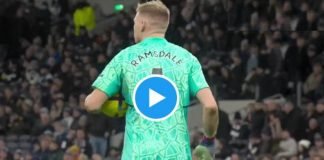 Tifoso del Tottenham colpisce con calcio portiere dell’Arsenal – Video