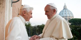 Benedetto XVI, l’omaggio di Francesco: “Fedele servitore del Vangelo”