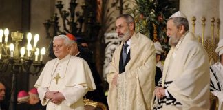 Benedetto XVI, nel 2010 la storica visita alla Sinagoga di Roma