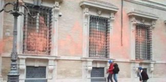 Blitz ambientalisti a Roma, imbrattata la facciata del Senato