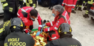 Canosa di Puglia, crolla palazzina: due estratti vivi da macerie