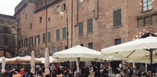 Rossi: “tegola sul commercio cittadino con il rincaro dei plateatici”. Rebecchi: “è solo l’adeguamento all’inflazione”