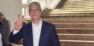 Apple, Tim Cook si taglia stipendio del 40%
