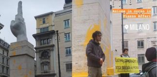 Milano, attivisti Ultima generazione imbrattano scultura di Cattelan