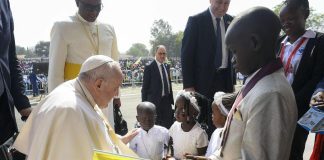 Papa Francesco “Deponiamo le armi dell’odio e della vendetta”