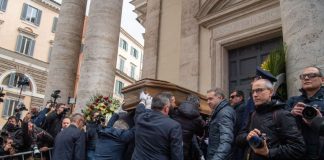 A Roma l’ultimo commosso saluto a Maurizio Costanzo