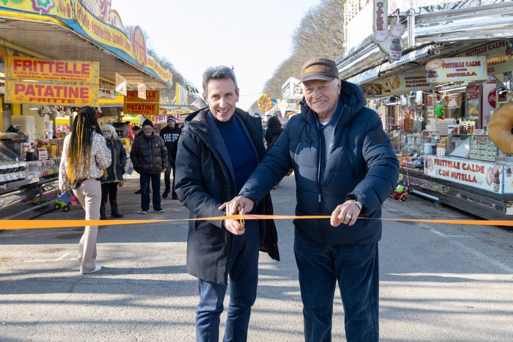 Taglio Del Nastro Per Il Lunapark Del Te Rester Aperto Fino Al