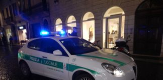 Accusati di 21 imbrattamenti su edifici della città, anche di interesse storico: denunciati