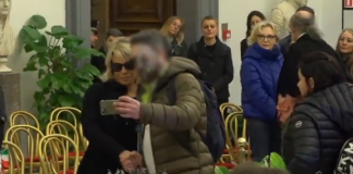 Costanzo, selfie con Maria De Filippi nella camera ardente: bufera social