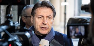 Scintille Calenda-Conte: ‘Adolescente capriccioso’. ‘Guardati allo specchio’