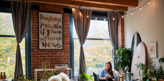 Airbnb, è boom dei viaggi in solitaria