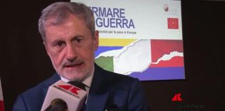 Ucraina, Alemanno a fiaccolata in Campidoglio: “Mobilitazione trasversale contro la guerra”