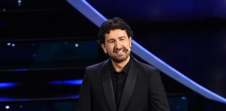 Sanremo 2023, Siani e l’uso eccessivo del telefonino: “Una spigola mi ha chiesto di rifarle la foto”