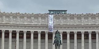 Striscione per Cospito giù dall’Altare della Patria: “L’Italia tortura”