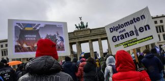 Ucraina, 10mila in piazza a Berlino: “Sì diplomazia, no a invio armi”