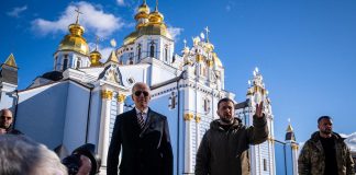 Biden da Zelensky a Kiev: cravatta e battute, la visita ‘dietro le quinte’