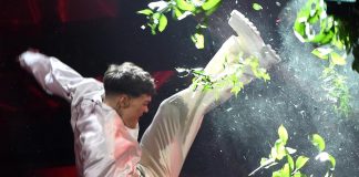 Sanremo 2023, Blanco distrugge i fiori sul palco: fischi dal pubblico