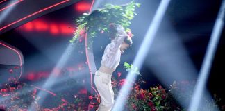 Sanremo 2023, Blanco distrugge i fiori sul palco: le reazioni