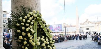 Costanzo, oggi i funerali: in migliaia a Piazza del Popolo