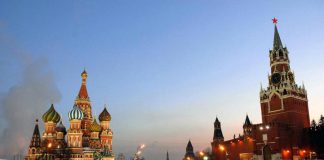 Russia, americana porta a spasso vitello su Piazza Rossa: arrestata