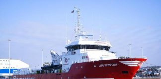 Migranti, sbarcati a Civitavecchia i 156 a bordo della nave di Emergency