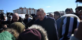 Terremoto Turchia, Erdogan visita zone colpite: “All’inizio problemi nei soccorsi”