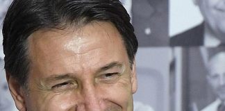 Conte: “Renzi? Prima in Twingo, ora con soldi sauditi in Ferrari…”