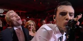 Sanremo 2023, esposto per atti osceni contro Fedez e Rosa Chemical