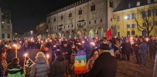 Un anno di guerra, in 800 alla fiaccolata per dire stop al conflitto e via ai negoziati di pace