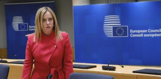 Meloni critica Macron, opposizioni all’attacco: “Italia isolata”