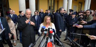 Anarchici, Meloni: “Non trattiamo”. Ovazione per la premier a Milano