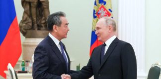 Russia-Cina, Putin incontra Wang Yi: “Nuove pietre miliari nelle relazioni”