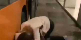 Calci e pugni tra due ragazzine: gli amici filmano e pubblicano il video