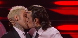 Sanremo 2023, Rosa Chemical-Fedez: il bacio davanti a Chiara Ferragni