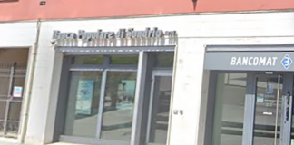 Rapina in banca a San Benedetto Po: i malviventi minacciano un impiegato poi fuggono col bottino Rapina in banca a San Benedetto Po: i malviventi minacciano un impiegato poi fuggono col bottino