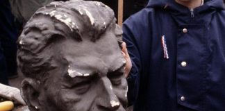 Ucraina, inaugurato busto Stalin a Volograd: “Nessun passo indietro come a Stalingrado”