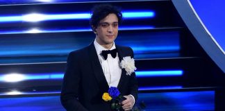 Sanremo 2023, con Tananai sul palco i colori dell’Ucraina