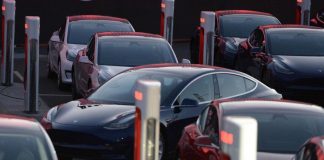 Problemi alla guida autonoma, Tesla richiama oltre 362mila auto