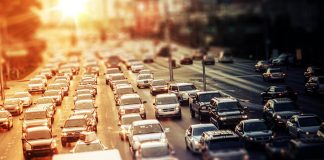 Stop vendita auto benzina e diesel dal 2035. Danno o svolta, chi ha ragione?