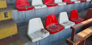 Ancora sporcizia al Martelli: tifosi costretti a sedersi tra il guano di piccione