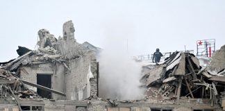 Ucraina, missili Russia su edificio Kharkiv. Si continua a combattere a Bakhmut