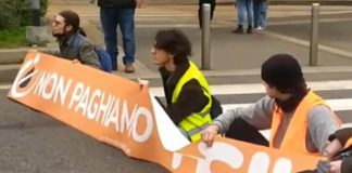 Milano, Ultima Generazione bloccano traffico: “Non paghiamo il fossile”