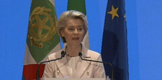 Ucraina, von der Leyen: “Kiev combatte per i valori Ue, siamo al suo fianco”
