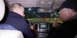 Mariupol, Putin in jeep nella città distrutta: “Colpa dei nazisti”