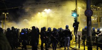 Scontri al corteo degli anarchici a Torino per Cospito