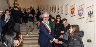 Gli stemmi delle antiche contrade di Mantova esposti in Comune: sono stati realizzati dai ragazzi dell’Anffas