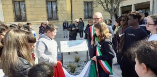 Targa e aiuola inaugurate a Pegognaga da 150 alunni a ricordo delle vittime Covid