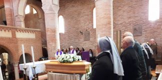 Sei preti e cinque Sacramentine per le esequie di suor Anna Capiluppi