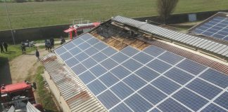 A fuoco a Roverbella tetto con impianto fotovoltaico di una porcilaia