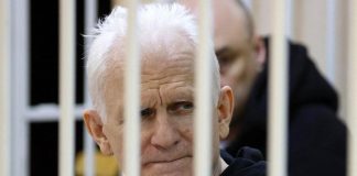 Bielorussia, condannato a 10 anni il premio Nobel Bialiatski